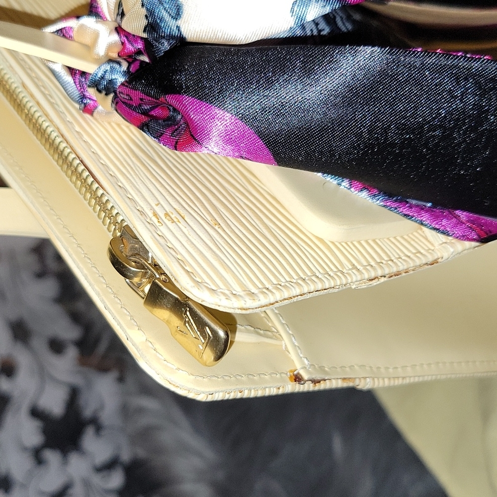 LV Epi Yellow handbag - Picture 9 of 17